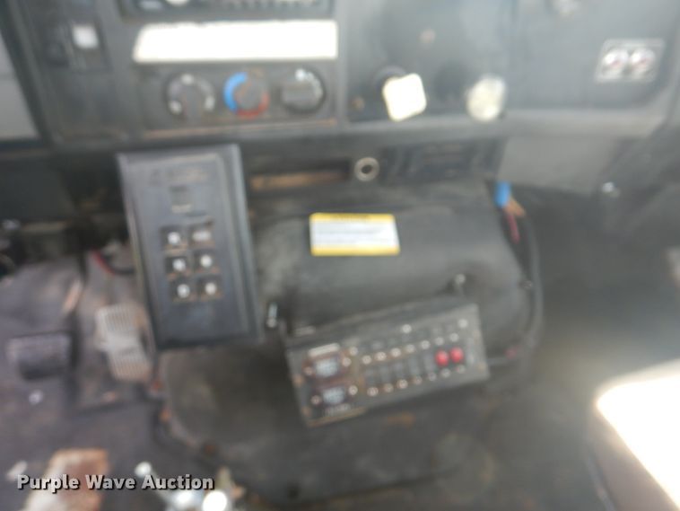 image for item FT9474 2002 International 4900 digger derrick truck