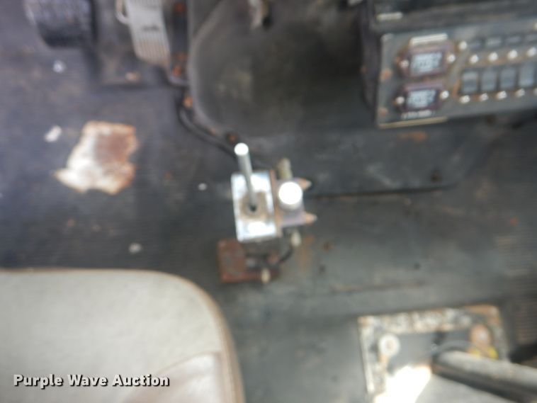 image for item FT9474 2002 International 4900 digger derrick truck