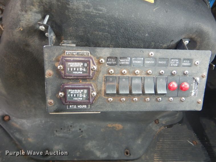 image for item FT9474 2002 International 4900 digger derrick truck