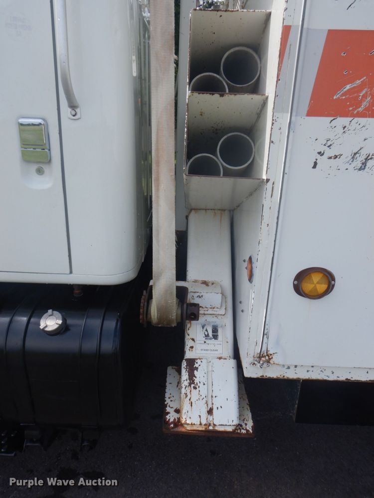 image for item FT9474 2002 International 4900 digger derrick truck