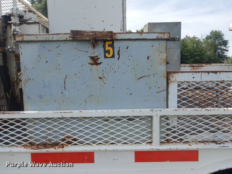 image for item FT9474 2002 International 4900 digger derrick truck