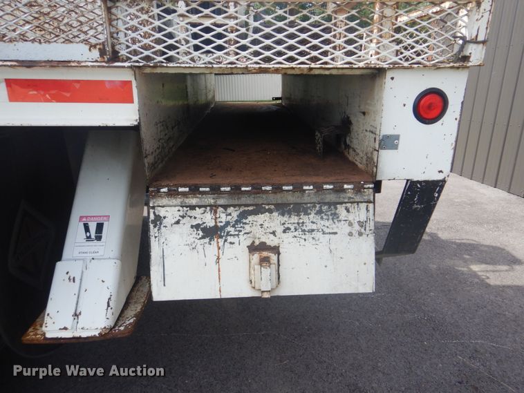 image for item FT9474 2002 International 4900 digger derrick truck