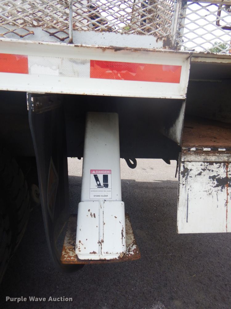 image for item FT9474 2002 International 4900 digger derrick truck