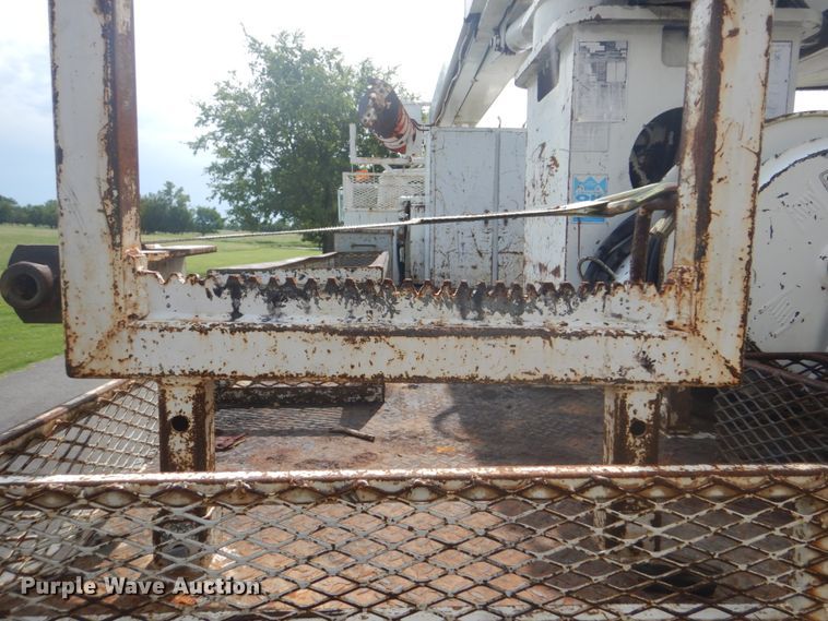 image for item FT9474 2002 International 4900 digger derrick truck