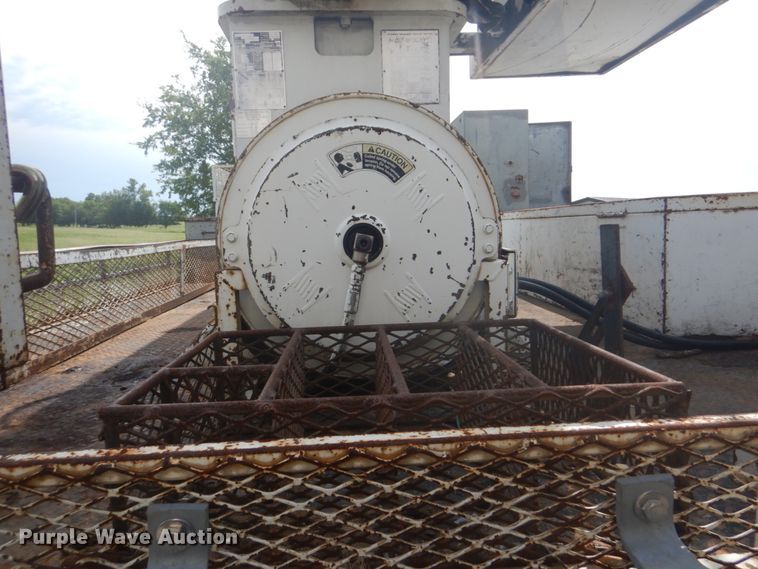 image for item FT9474 2002 International 4900 digger derrick truck