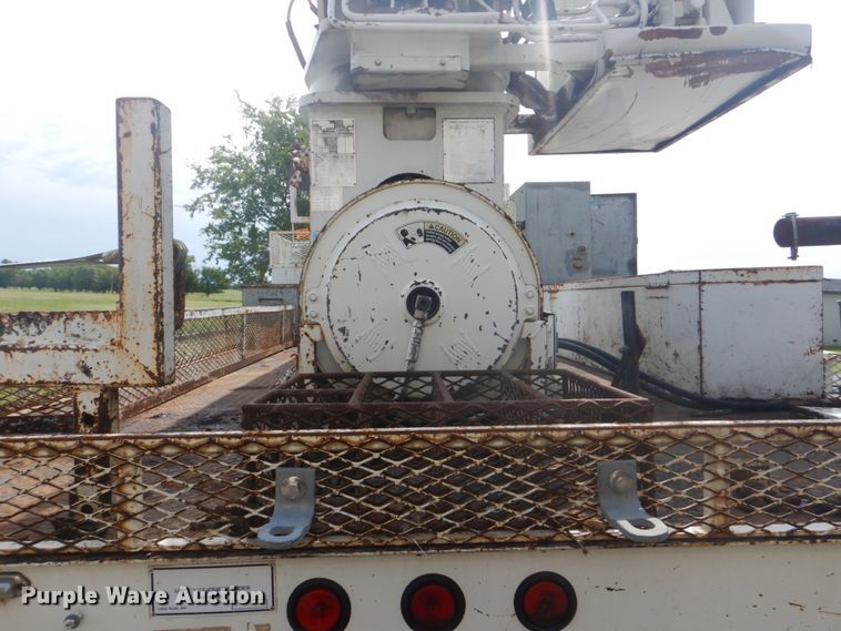 image for item FT9474 2002 International 4900 digger derrick truck