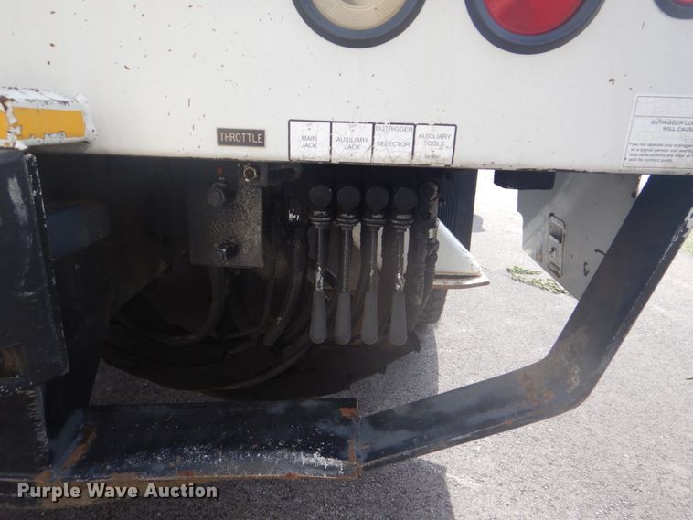 image for item FT9474 2002 International 4900 digger derrick truck