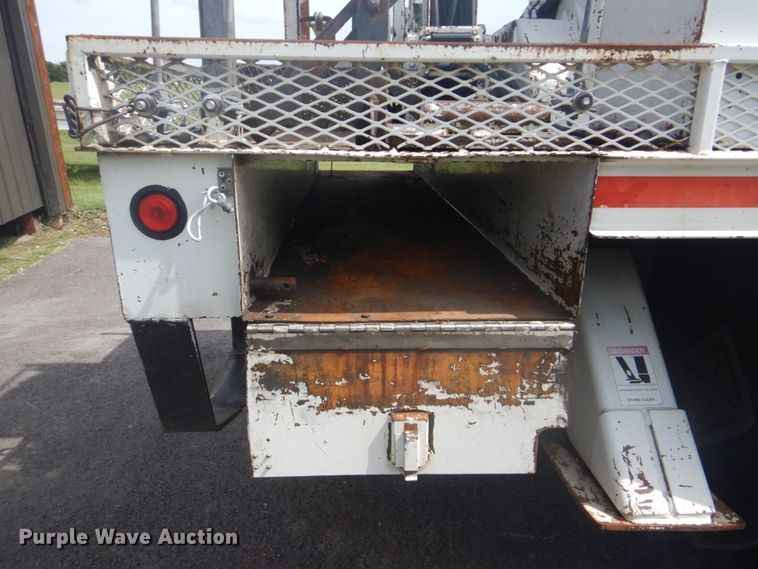 image for item FT9474 2002 International 4900 digger derrick truck