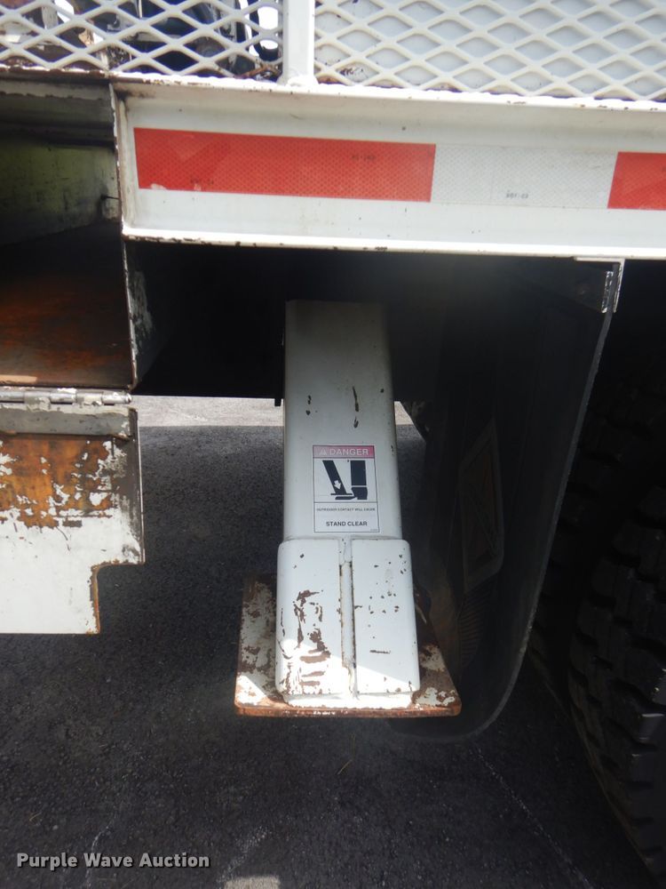 image for item FT9474 2002 International 4900 digger derrick truck