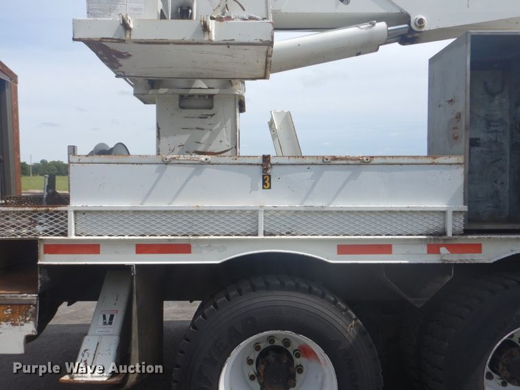 image for item FT9474 2002 International 4900 digger derrick truck