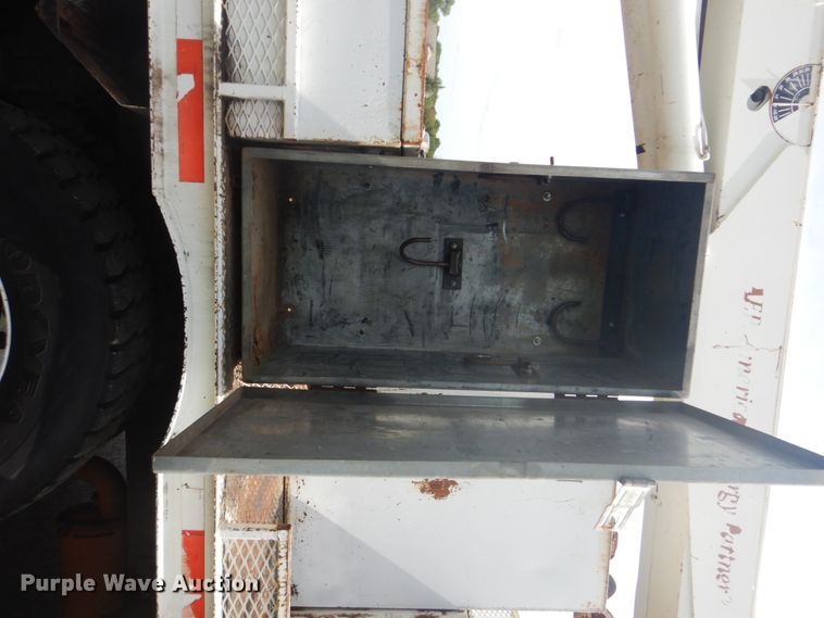 image for item FT9474 2002 International 4900 digger derrick truck