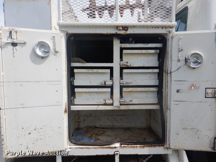 image for item FT9474 2002 International 4900 digger derrick truck