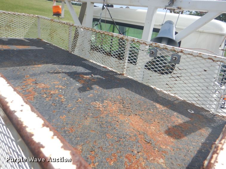 image for item FT9474 2002 International 4900 digger derrick truck