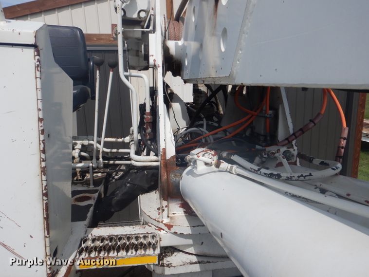 image for item FT9474 2002 International 4900 digger derrick truck