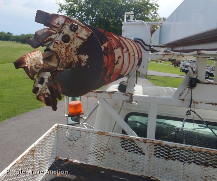 image for item FT9474 2002 International 4900 digger derrick truck