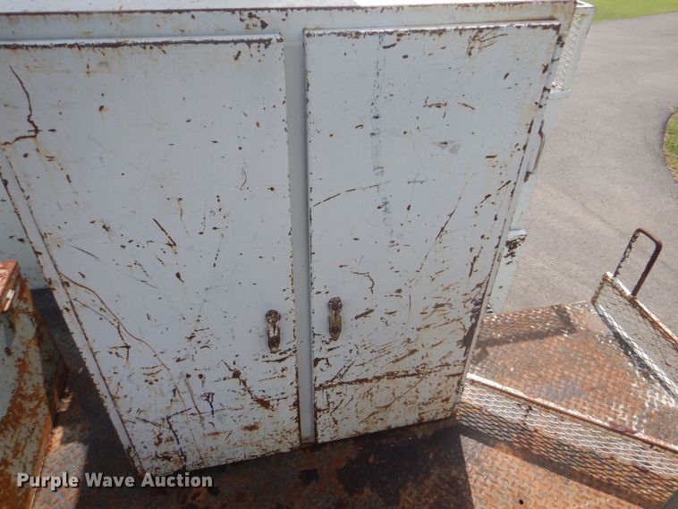 image for item FT9474 2002 International 4900 digger derrick truck