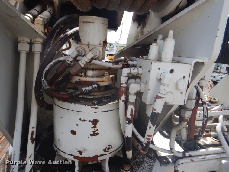 image for item FT9474 2002 International 4900 digger derrick truck