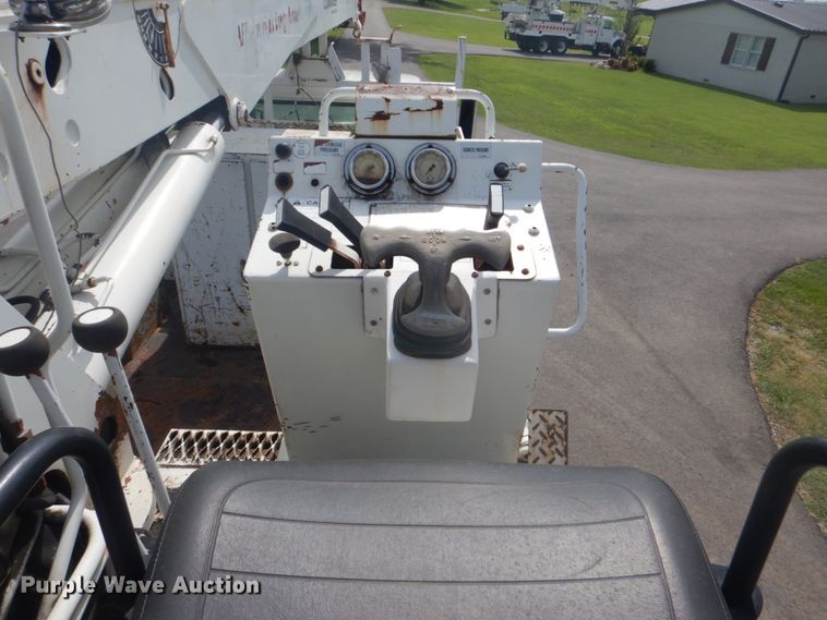 image for item FT9474 2002 International 4900 digger derrick truck