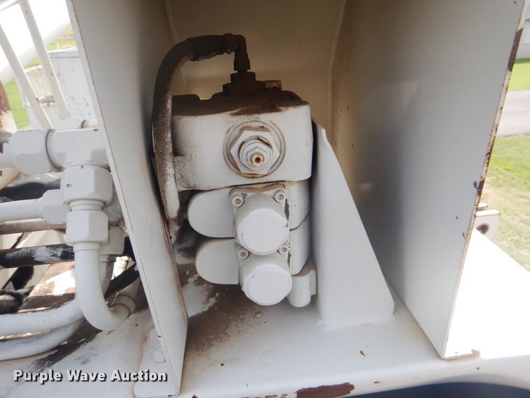 image for item FT9474 2002 International 4900 digger derrick truck