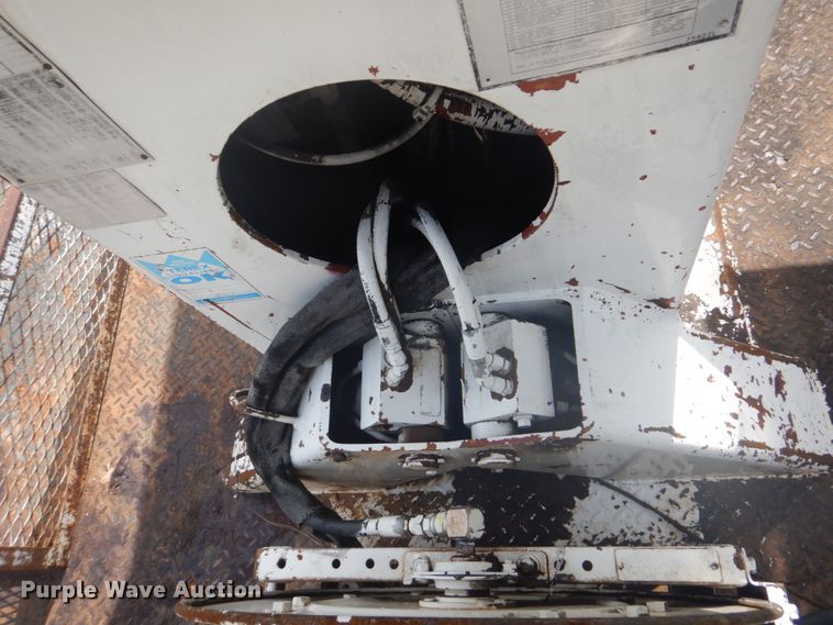 image for item FT9474 2002 International 4900 digger derrick truck