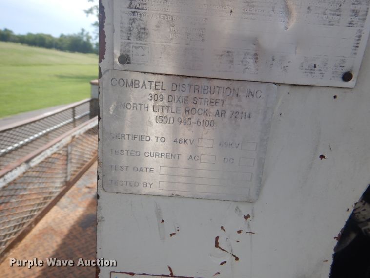 image for item FT9474 2002 International 4900 digger derrick truck