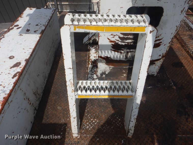 image for item FT9474 2002 International 4900 digger derrick truck