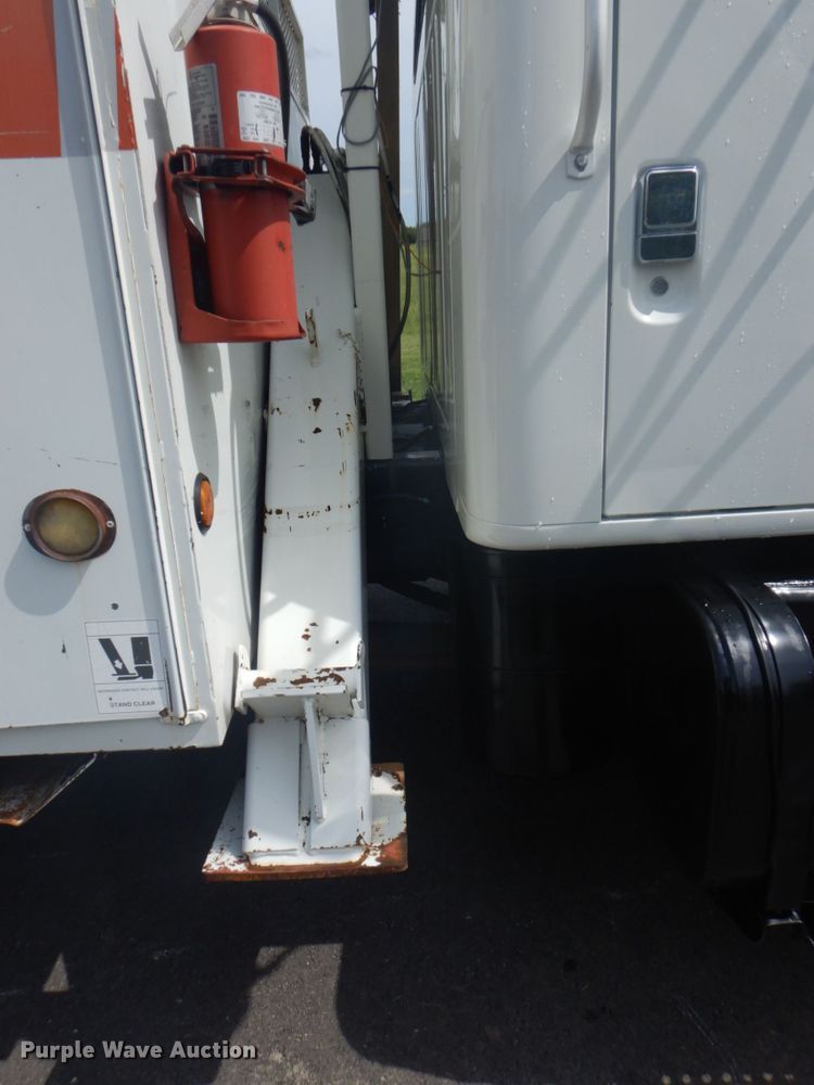 image for item FT9474 2002 International 4900 digger derrick truck