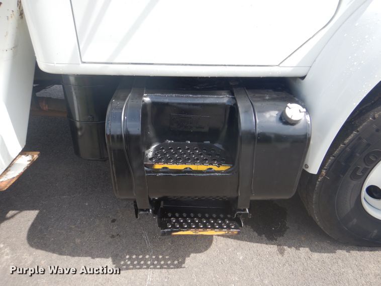 image for item FT9474 2002 International 4900 digger derrick truck