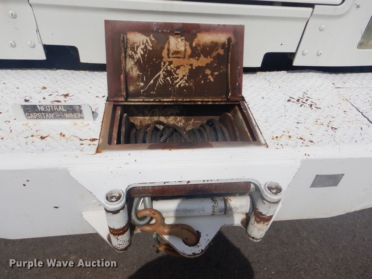 image for item FT9474 2002 International 4900 digger derrick truck