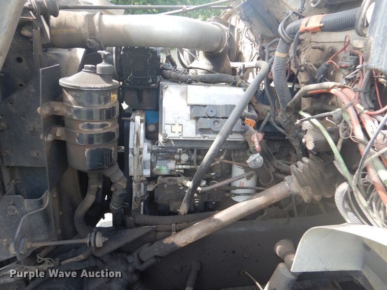 image for item FT9474 2002 International 4900 digger derrick truck