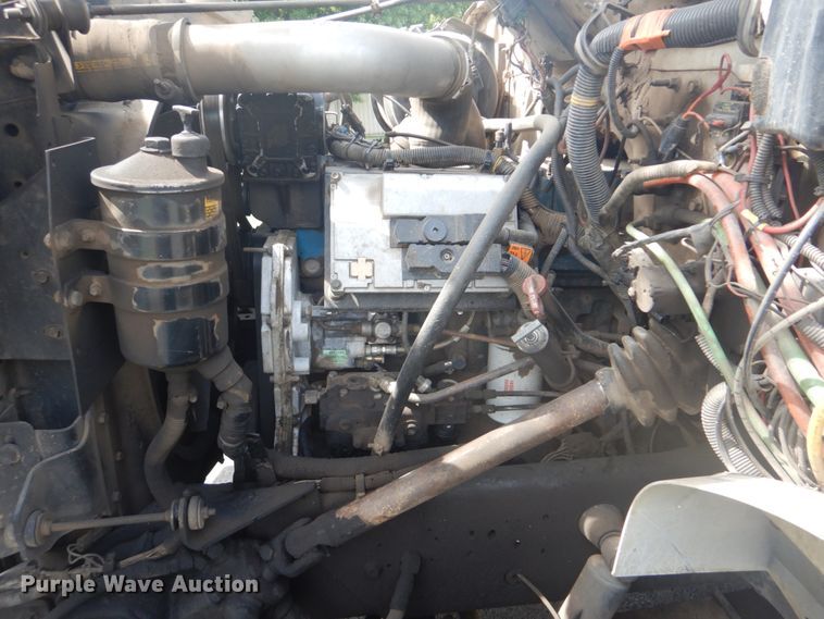 image for item FT9474 2002 International 4900 digger derrick truck