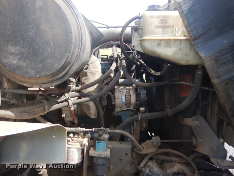 image for item FT9474 2002 International 4900 digger derrick truck