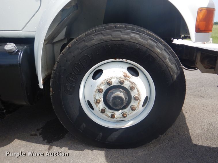 image for item FT9474 2002 International 4900 digger derrick truck