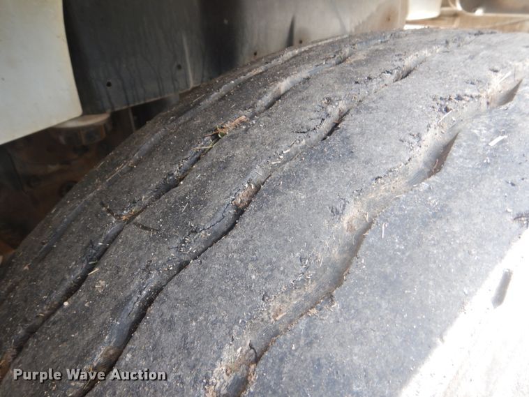 image for item FT9474 2002 International 4900 digger derrick truck