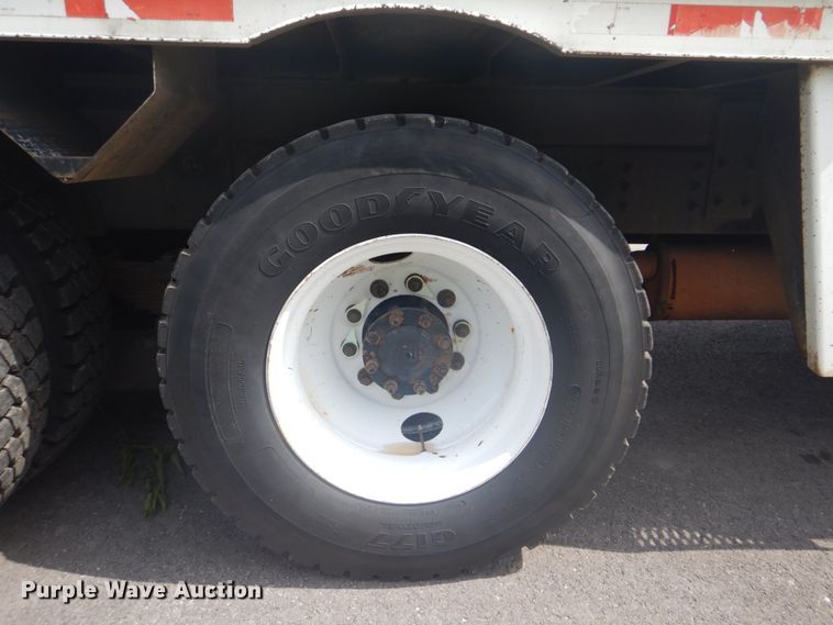 image for item FT9474 2002 International 4900 digger derrick truck