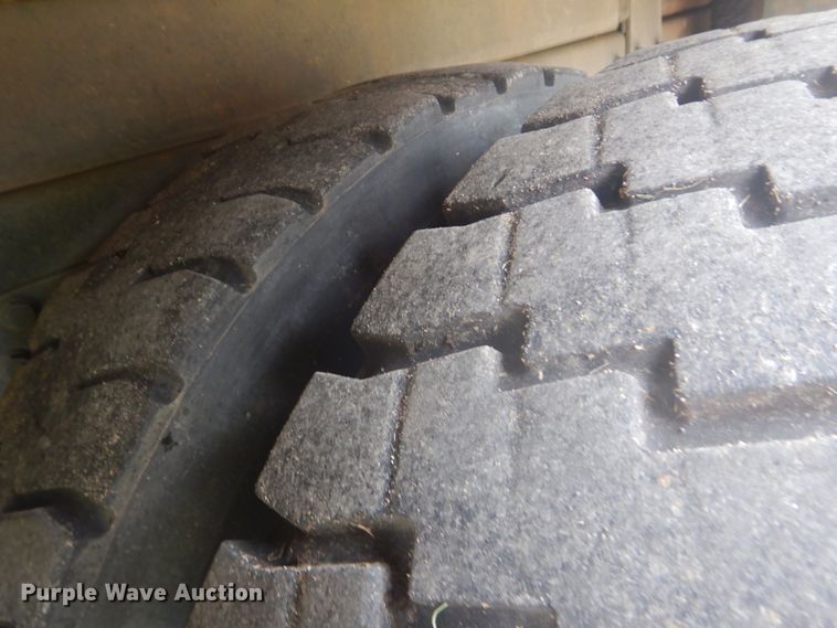 image for item FT9474 2002 International 4900 digger derrick truck