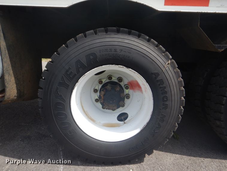 image for item FT9474 2002 International 4900 digger derrick truck