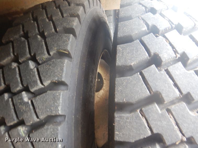 image for item FT9474 2002 International 4900 digger derrick truck