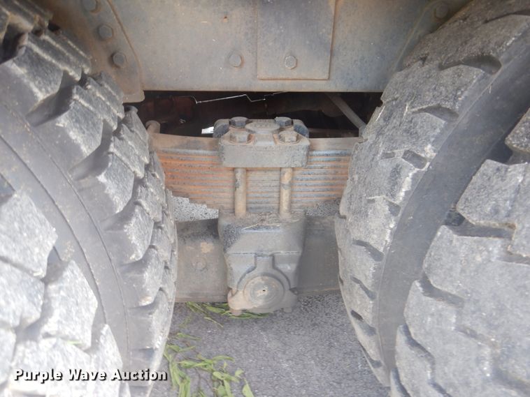 image for item FT9474 2002 International 4900 digger derrick truck