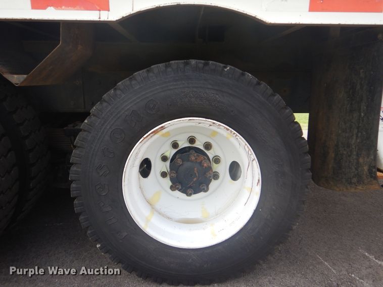 image for item FT9474 2002 International 4900 digger derrick truck