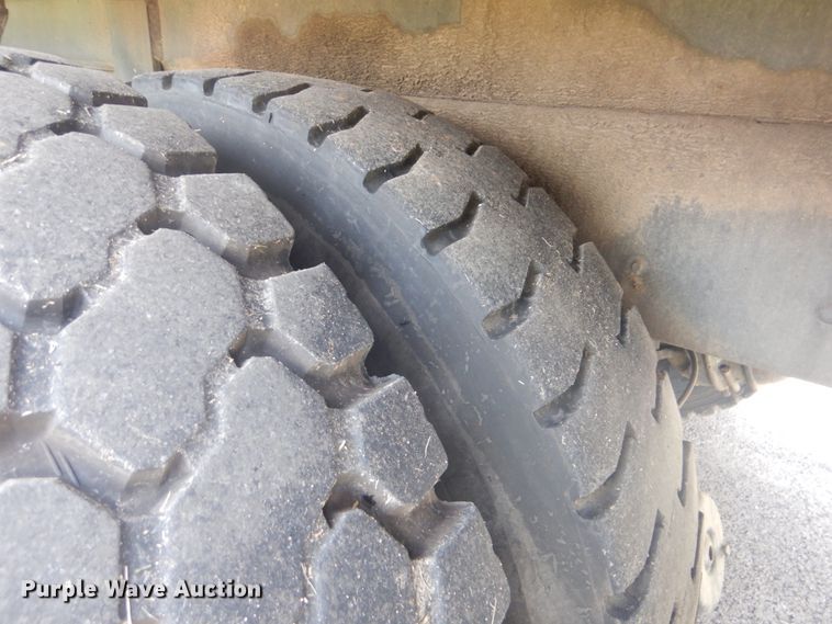 image for item FT9474 2002 International 4900 digger derrick truck