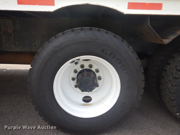 image for item FT9474 2002 International 4900 digger derrick truck