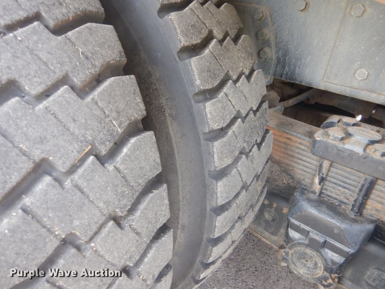 image for item FT9474 2002 International 4900 digger derrick truck