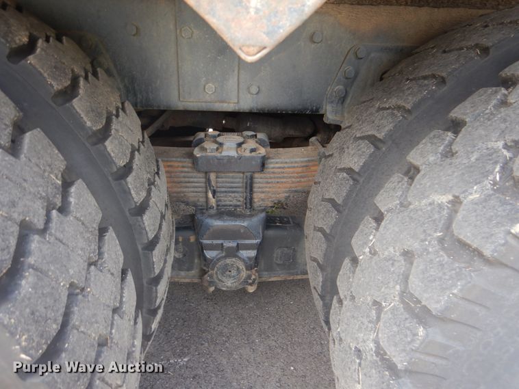 image for item FT9474 2002 International 4900 digger derrick truck