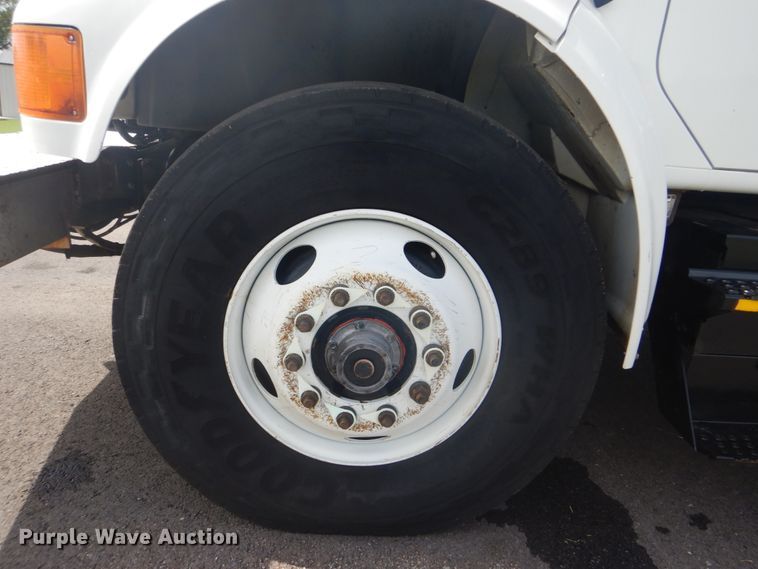 image for item FT9474 2002 International 4900 digger derrick truck