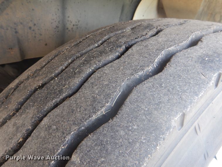 image for item FT9474 2002 International 4900 digger derrick truck