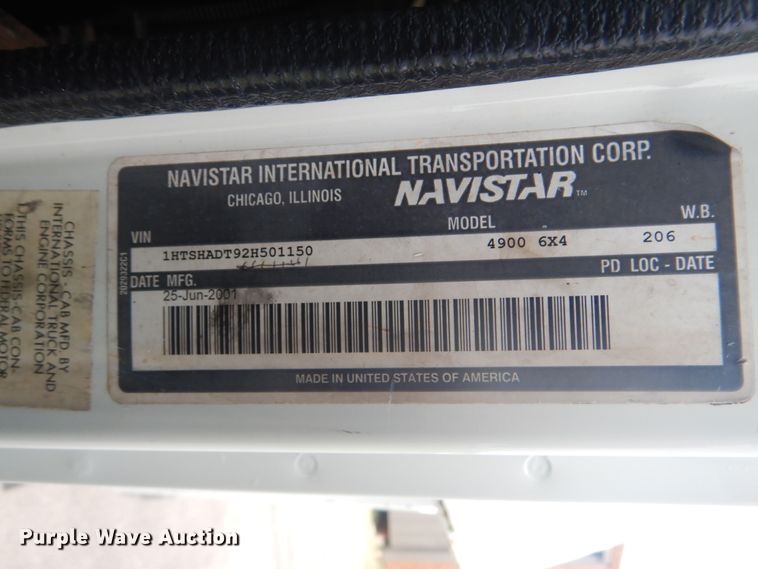 image for item FT9474 2002 International 4900 digger derrick truck