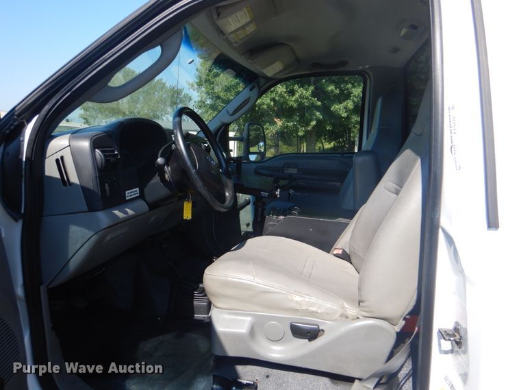 image for item FT9478 2005 Ford F550 Super Duty bucket truck