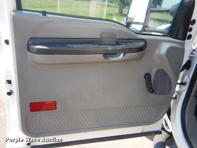 image for item FT9478 2005 Ford F550 Super Duty bucket truck