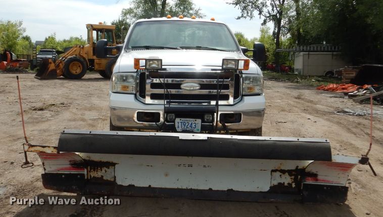 image for item FU9517 2005 Ford F350 Super Duty Crew Cab pickup truck